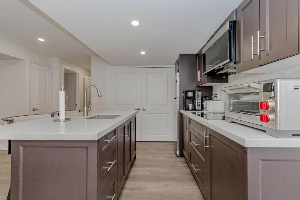 Luxury Basement Apartment In Oakville Exteriér fotografie